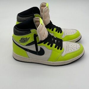 AIR JORDAN 1 RETRO HIGH OG VOLT/BLACK VISIONAIRE SIZE 9